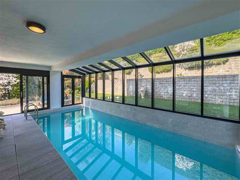 Vista panoramica di una SPA moderna con piscina interna