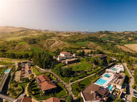 Esterno del Vea Resort immerso nel verde