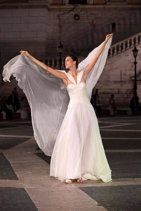 Anna Cleveland in abito da sposa Laura Biagiotti