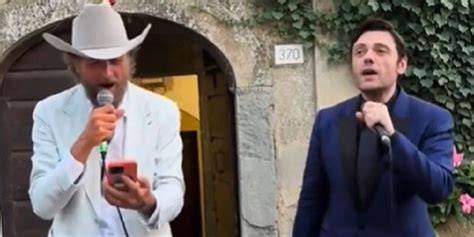Jovanotti e Tiziano Ferro che cantano insieme a un matrimonio