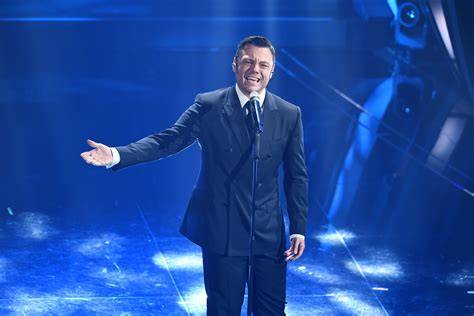 Tiziano Ferro che canta sul palco