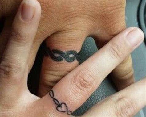 Tatuaggi coordinati come fedi