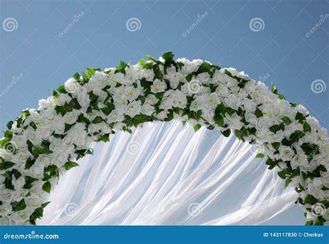 Arco di fiori bianchi e lilla per la cerimonia di matrimonio.