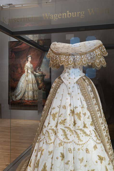 Un dipinto rinascimentale che mostra un elaborato abito da sposa con ricchi tessuti e gioielli.