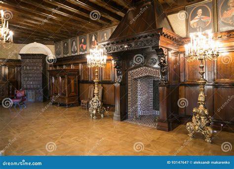 Interno di un castello medievale arredato per un matrimonio