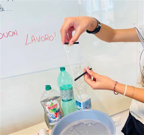 Bolle di sapone lanciate all'uscita degli sposi