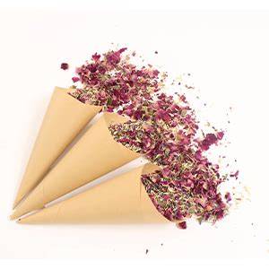 Coni decorati con petali di fiori secchi