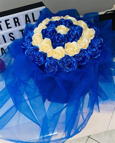 Bouquet da polso con nastri di raso