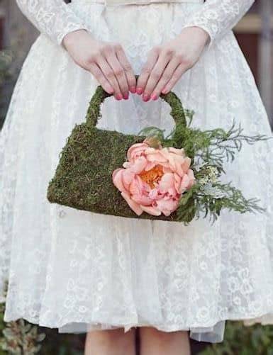 Bouquet da polso a forma di borsetta