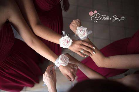 Coordinamento tra bouquet da sposa e corsage per damigelle
