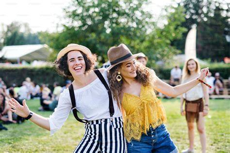 gruppo di amiche che ballano