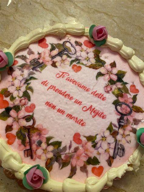 Torta addio al nubilato decorata con fiori