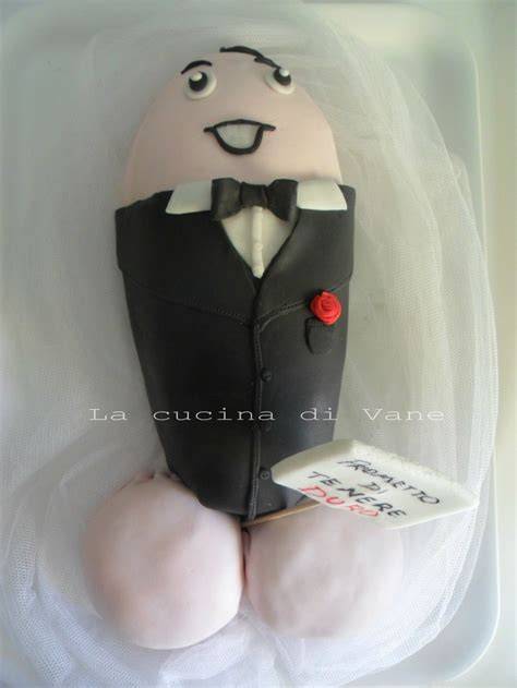 Torta addio al nubilato con decorazioni in pasta di zucchero