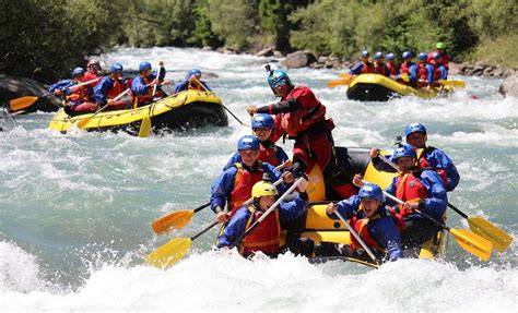 Coppia che fa rafting sul fiume Noce