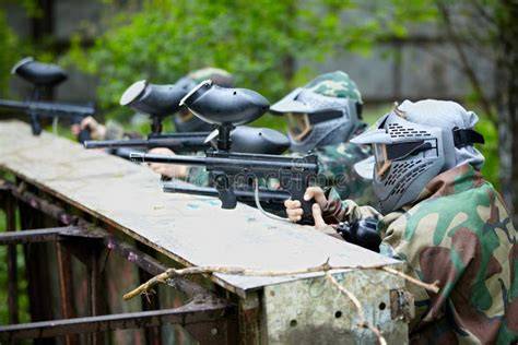 Giocatori di paintball con maschere protettive