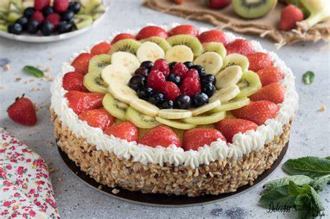 Esempio di torta nuziale decorata con frutta fresca