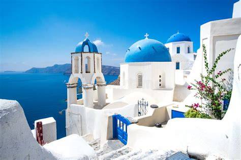 Paesaggio di Santorini con case bianche e mare blu