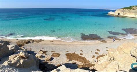 Spiaggia di Minorca con acque cristalline e vegetazione