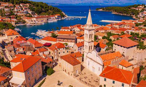 Vista panoramica dell'isola di Hvar con porticciolo e case colorate