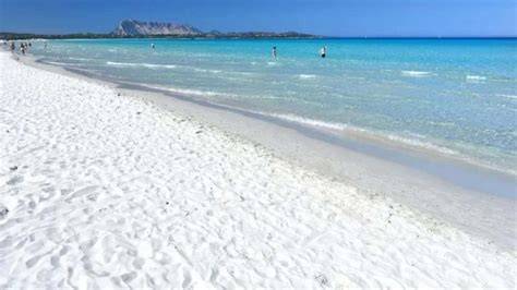 Spiaggia di Formentera con sabbia bianca e mare turchese