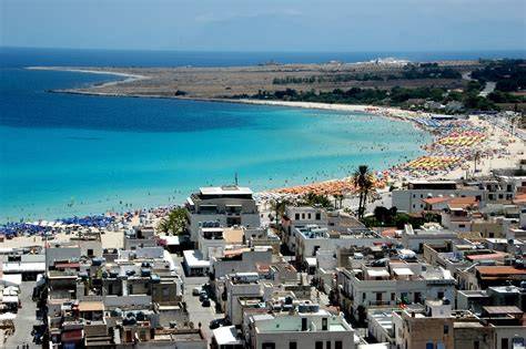 Veduta di un tipico paesino siciliano con mare sullo sfondo