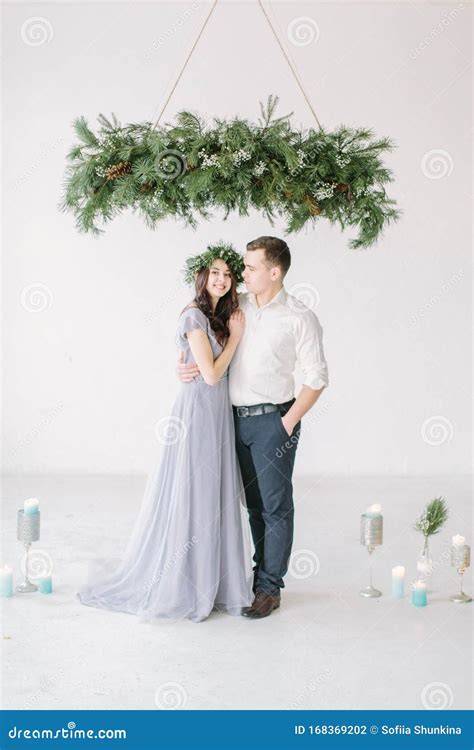 Coppia felice che ride durante il matrimonio