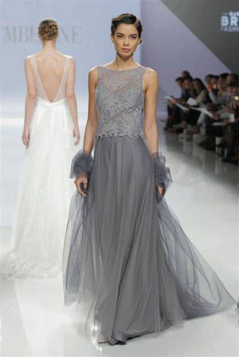 Dettagli di un abito da sposa grigio perla