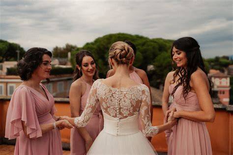 Sposa e damigelle che ballano
