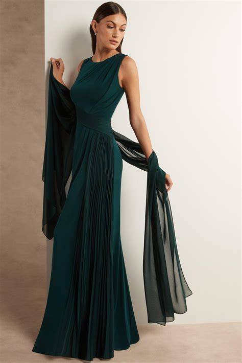Modelli di abiti da sposa verde salvia per diverse occasioni