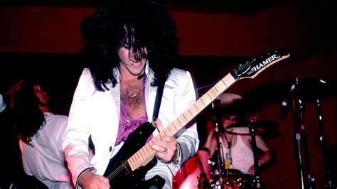 Steve Stevens mentre suona la chitarra