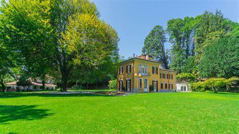 Illustrazione di una villa storica con giardino