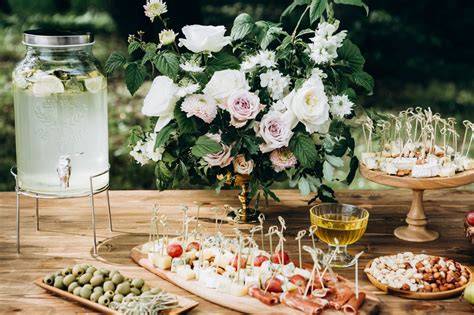 Tavolo allestito con finger food e bevande analcoliche per un rinfresco pre-matrimoniale