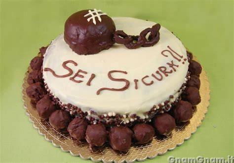 torta addio al nubilato al cioccolato a forma di palla al piede