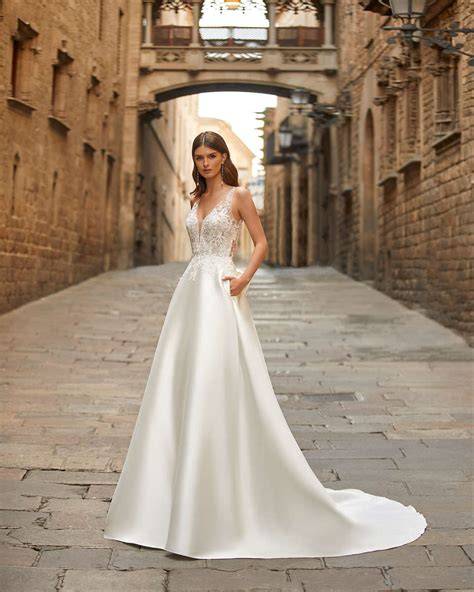 Abiti da sposa con strass e perline che catturano la luce