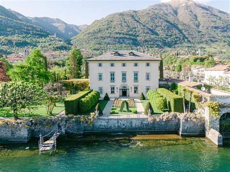 Interno di una villa storica sul Lago di Como con allestimento per matrimonio