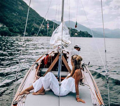 Coppia di sposi su una barca sul Lago di Como