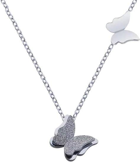 Collana con ciondolo a forma di farfalla