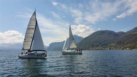 Barca a vela sul Lago di Como al tramonto