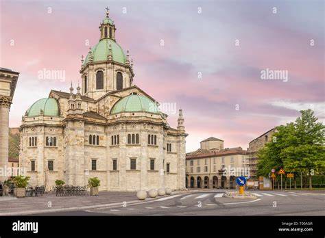 Veduta del centro storico di Como con il Duomo