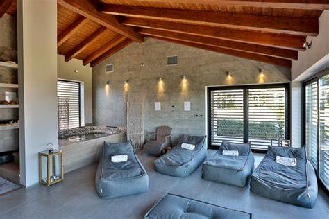 Interno di una SPA moderna con piscina e zone relax