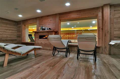 Sala relax in una SPA con lettini e tisane