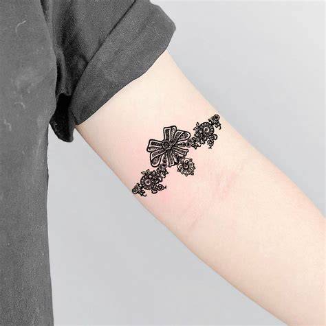 Tatuaggi giarrettiera in pizzo sulla coscia