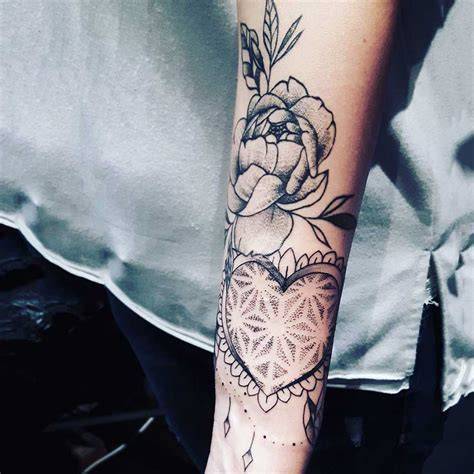 Tatuaggio pizzo bianco su braccio femminile