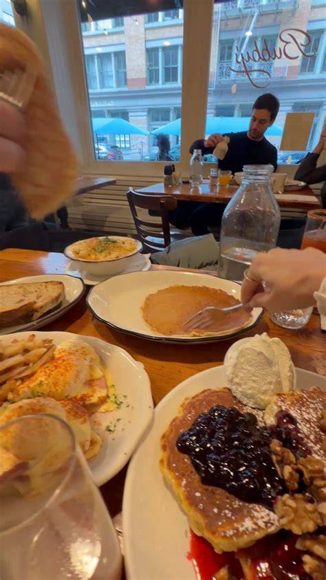pancakes colorati in un locale di Barcellona