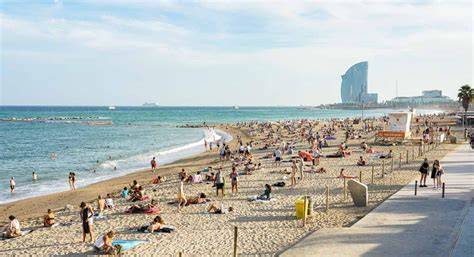 spiaggia della Barceloneta con l'Hotel Vela