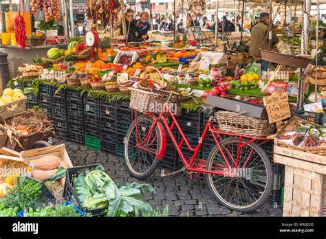 bancarelle colorate del mercato della Boqueria
