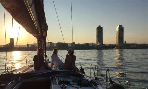 barca al tramonto sulla costa di Barcellona