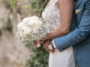 coppia che definisce il budget per il matrimonio