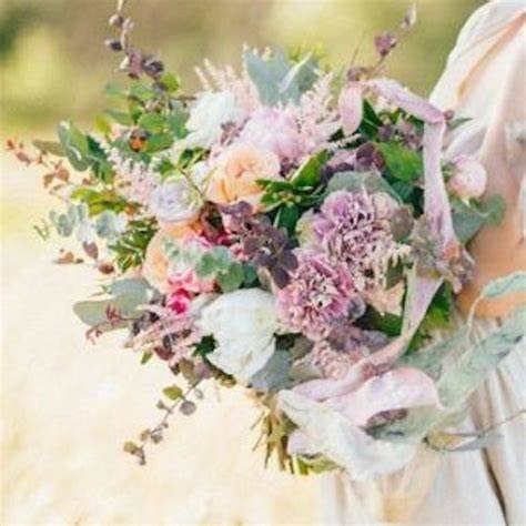 Bouquet da sposa con fiori misti e succulente