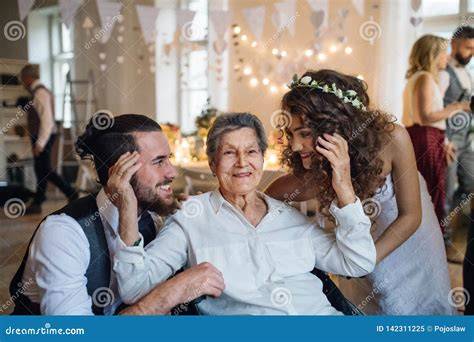 Fotografia di coppia con la nonna della sposa